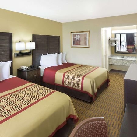 Days Inn By Wyndham Columbus-North Fort Moore Exterior foto