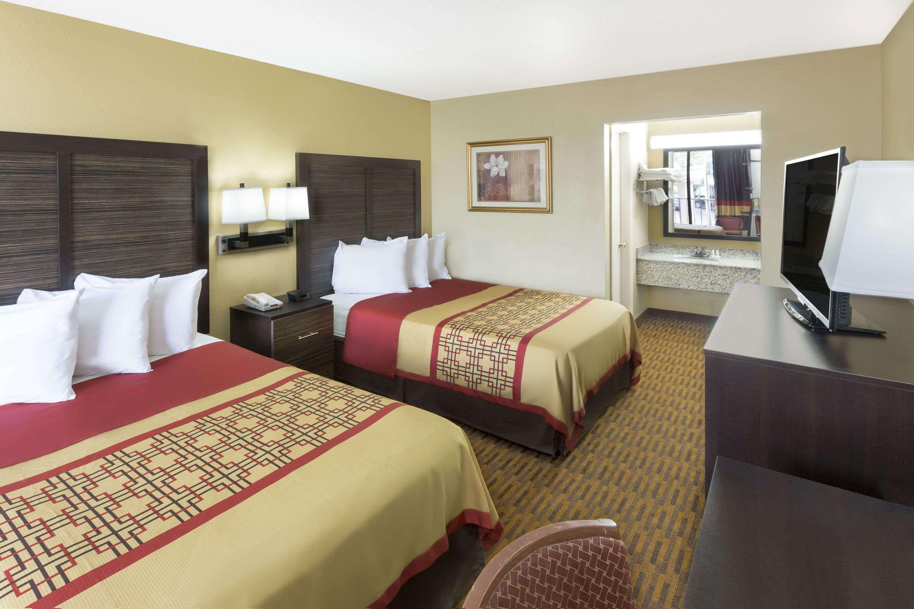 Days Inn By Wyndham Columbus-North Fort Moore Exterior foto