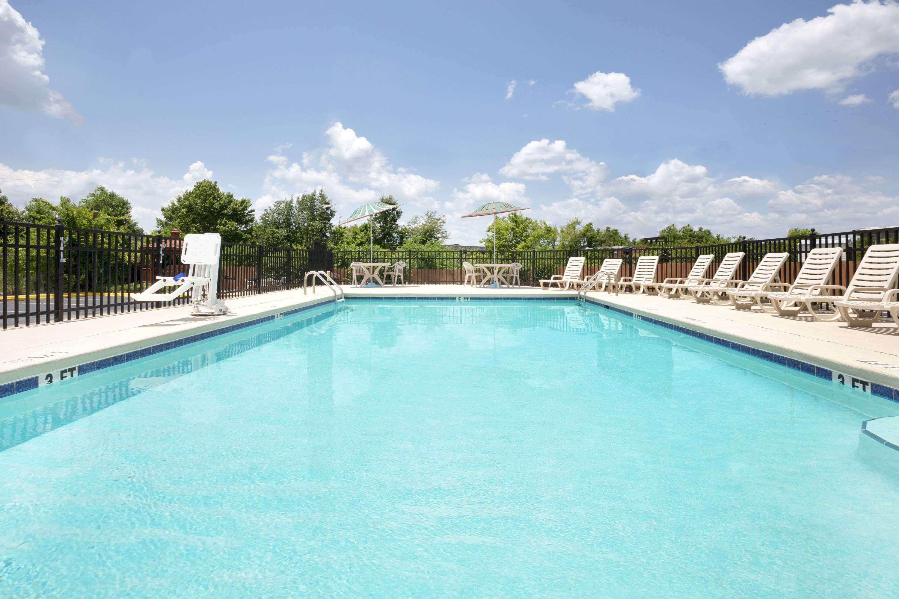 Days Inn By Wyndham Columbus-North Fort Moore Exterior foto