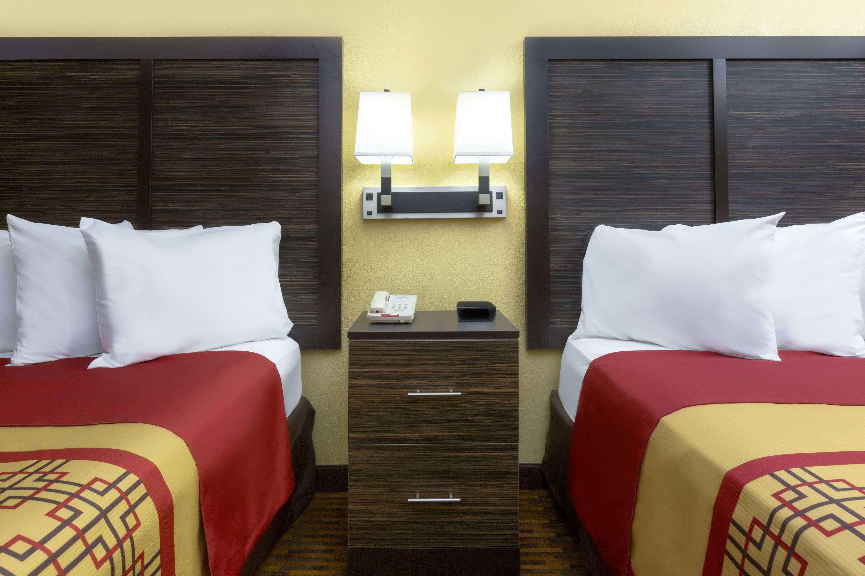 Days Inn By Wyndham Columbus-North Fort Moore Exterior foto