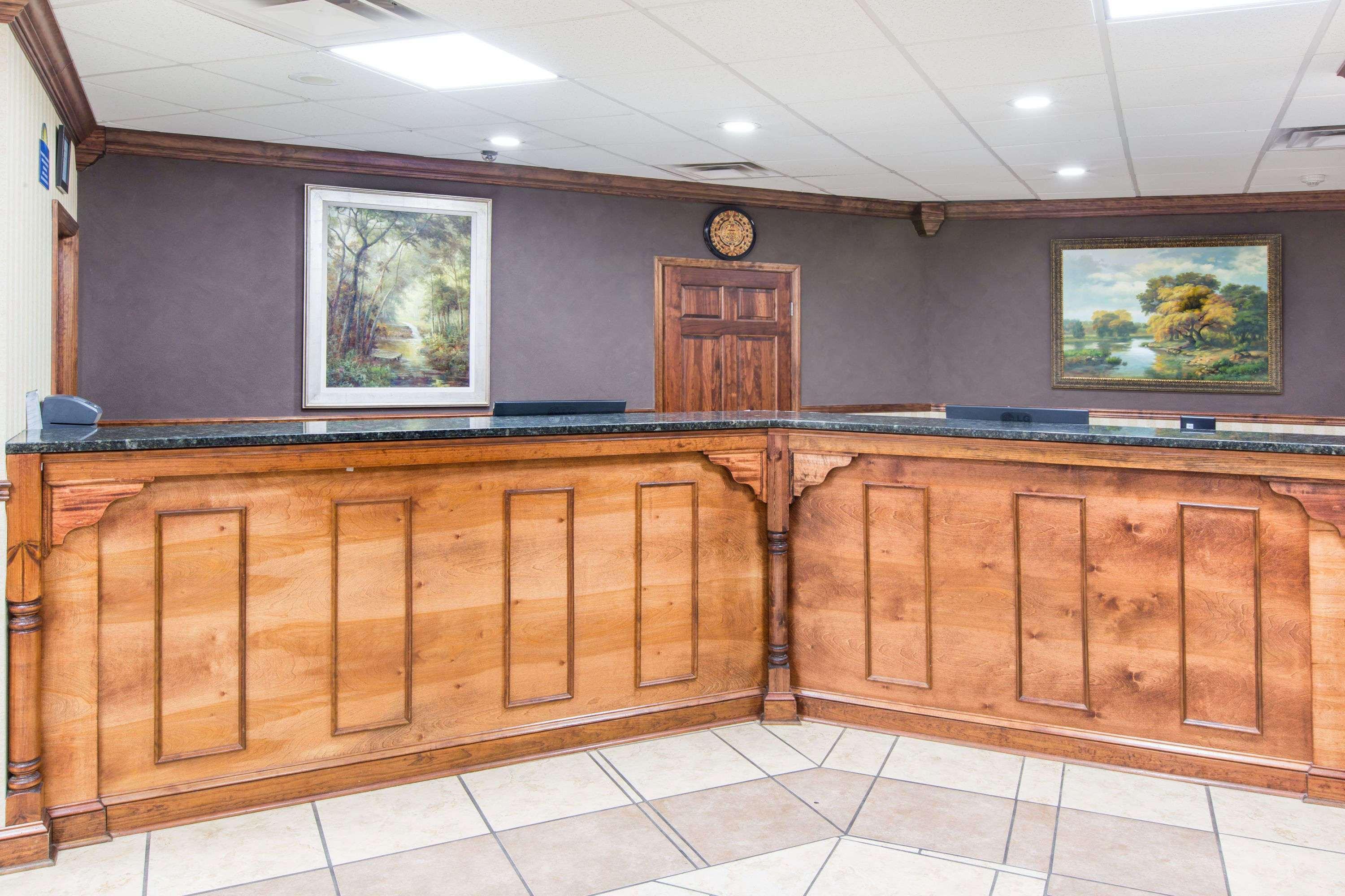 Days Inn By Wyndham Columbus-North Fort Moore Exterior foto