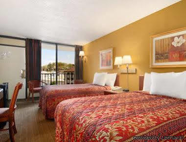 Days Inn By Wyndham Columbus-North Fort Moore Exterior foto