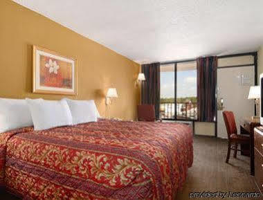 Days Inn By Wyndham Columbus-North Fort Moore Exterior foto